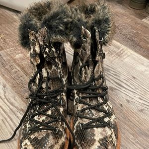 Dolce Vida faux snakeskin lace up, combat fur trim boots. 8.5. Style: Querlly.